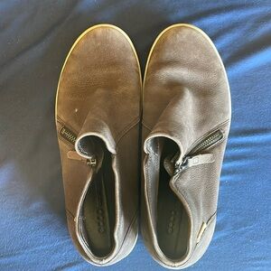 Ecco soft side zip bootie sz 8